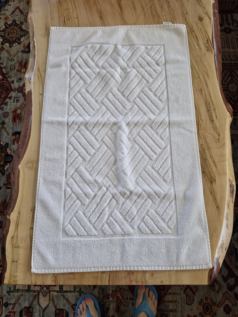 The HH Collection White Woven Quilted Design 89% Cotton 11% Poly Bathmat EUC